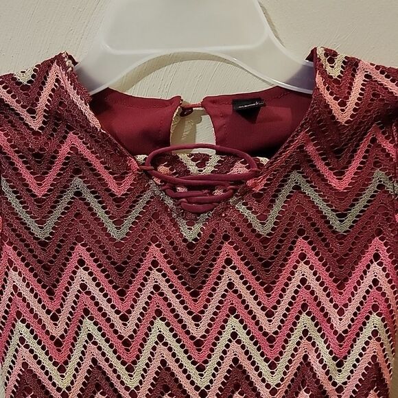RED AND PINK CHEVRON PATTERNED DRESS WITH BELL SLEEVES, SIZE 4 - Picture 2 of 8